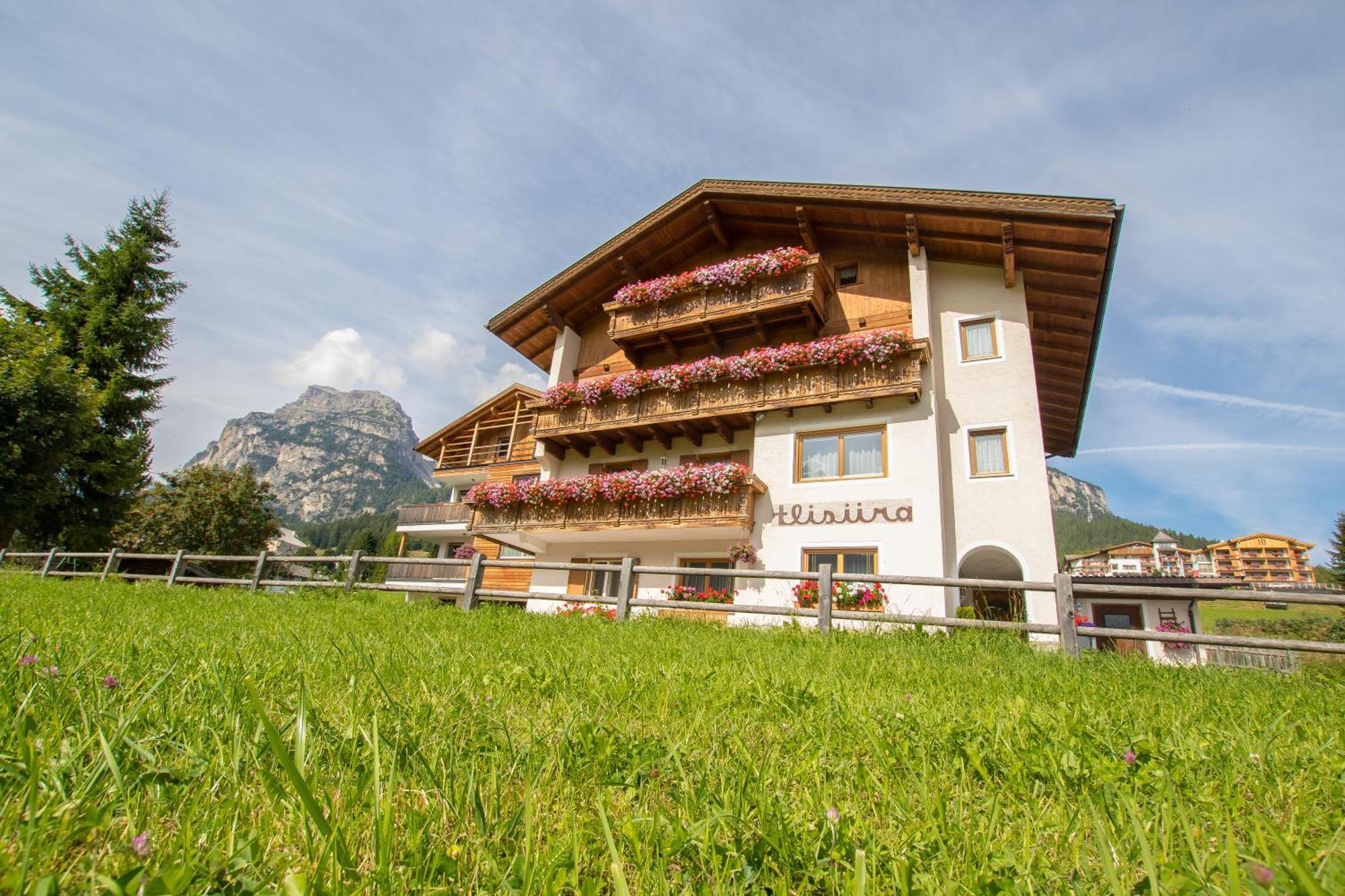 Dolomitdreams Hotel La Villa  Bagian luar foto
